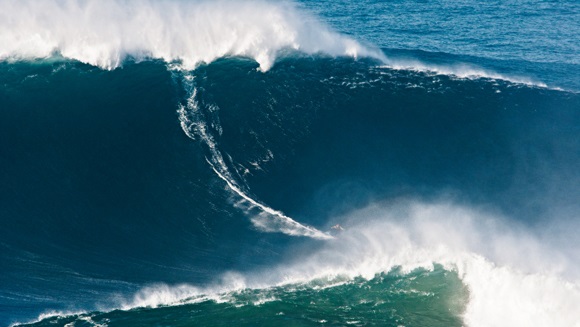 biggest wave ever garret mcnamara nazare portugal 2011