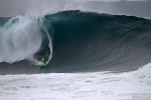 Classic waves day at Praia do Norte
