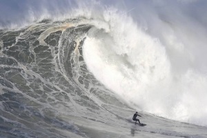 Late swell brings back the Big Riders to Nazaré