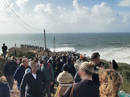 tourists watching giant waves in Nazaré on the hillside