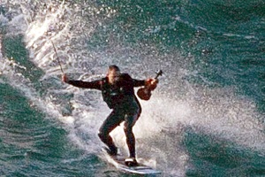 Surf em ondas grandes a tocar violino