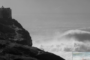 Chegada da ondulação de fim de semana à Nazaré