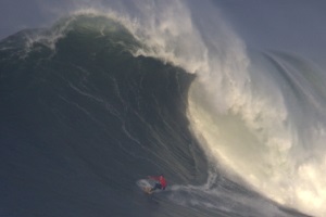 Canhão da Nazaré continua a disparar grande ondulação