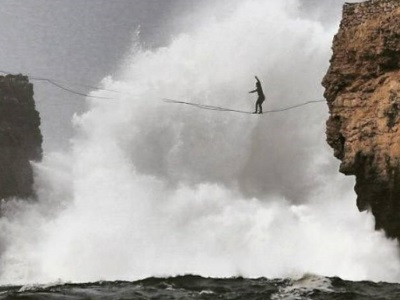 Sessão de remada, bodysurf e slackline na Nazaré 