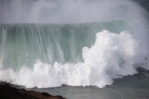 Nazaré entra no novo ano com ondas gigantes