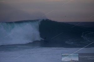 Surf na Praia do Norte à espera de ondulação gigante nos próximos dias